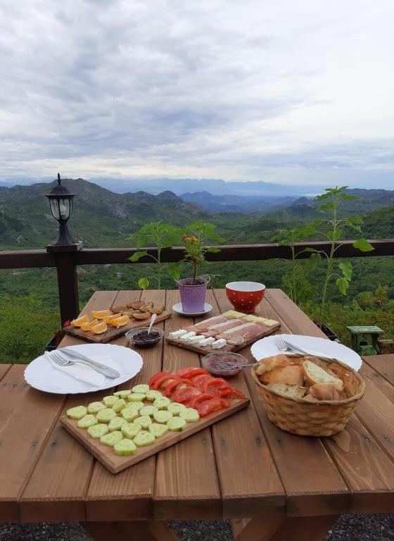 Camp Oaza,Lipa Hotel Cetinje Ngoại thất bức ảnh