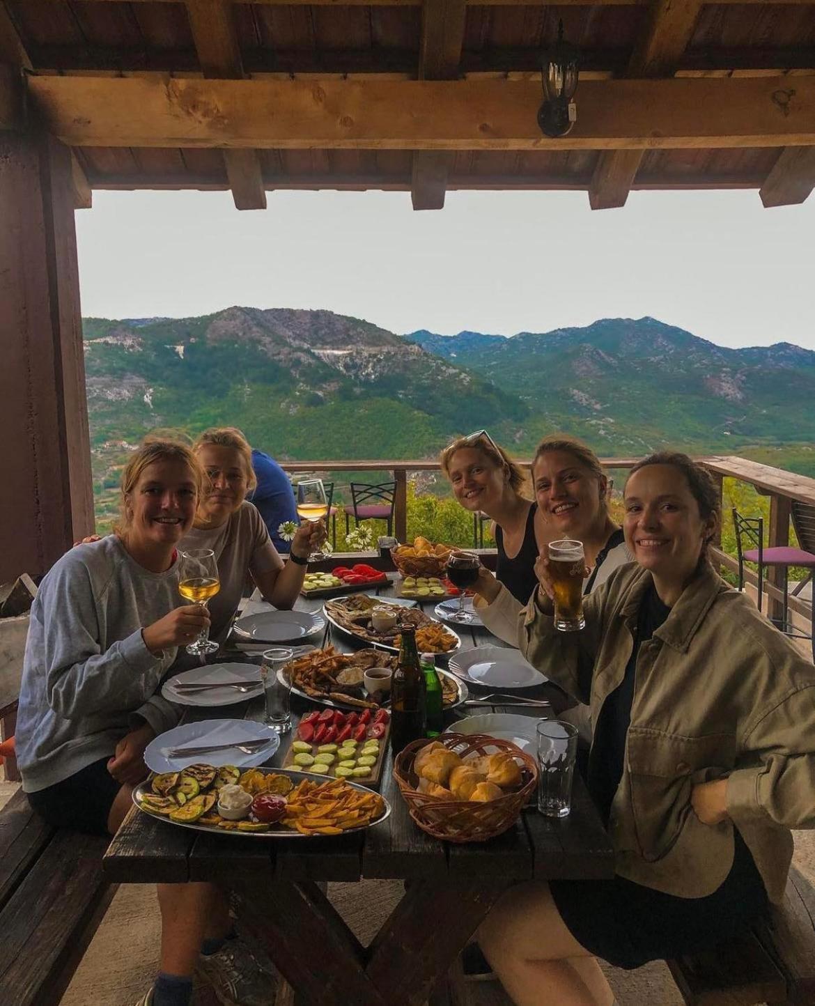 Camp Oaza,Lipa Hotel Cetinje Ngoại thất bức ảnh