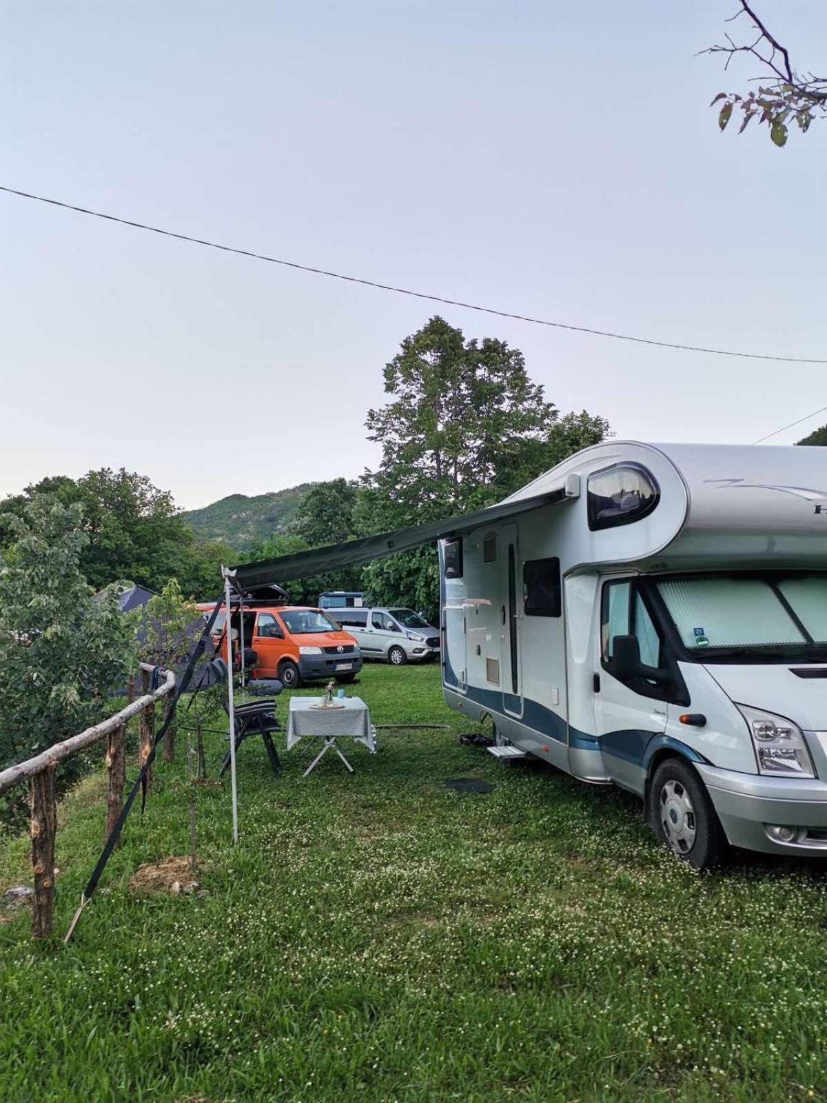 Camp Oaza,Lipa Hotel Cetinje Ngoại thất bức ảnh