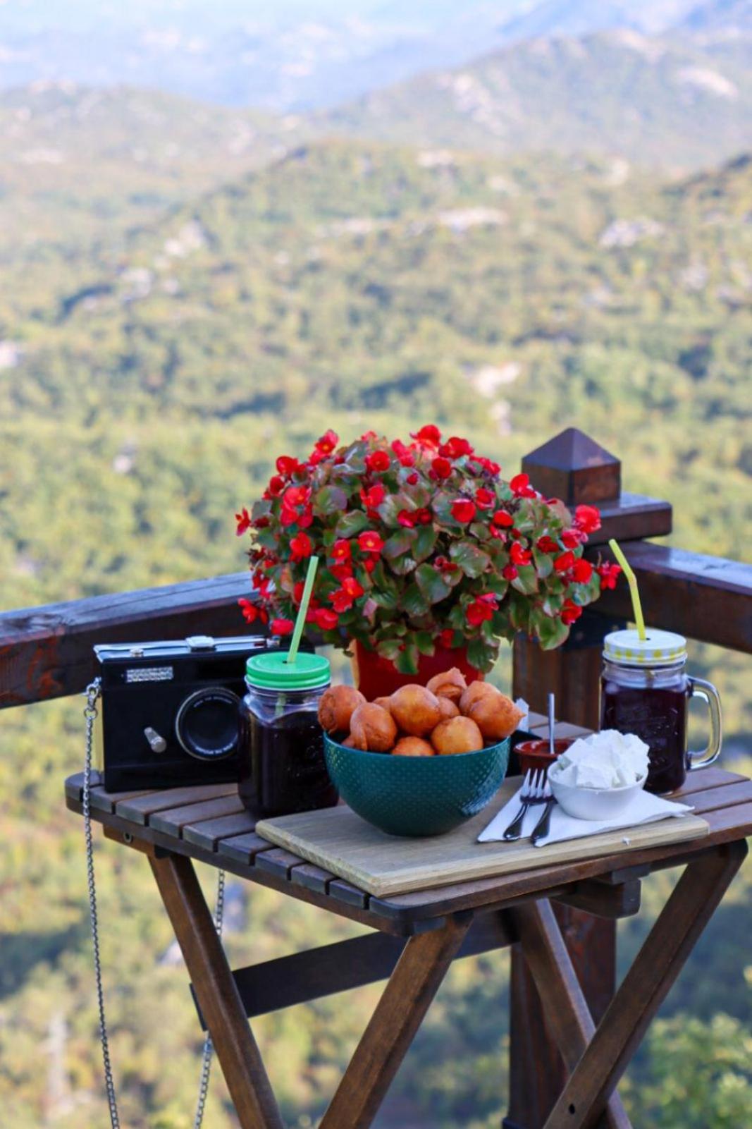Camp Oaza,Lipa Hotel Cetinje Ngoại thất bức ảnh