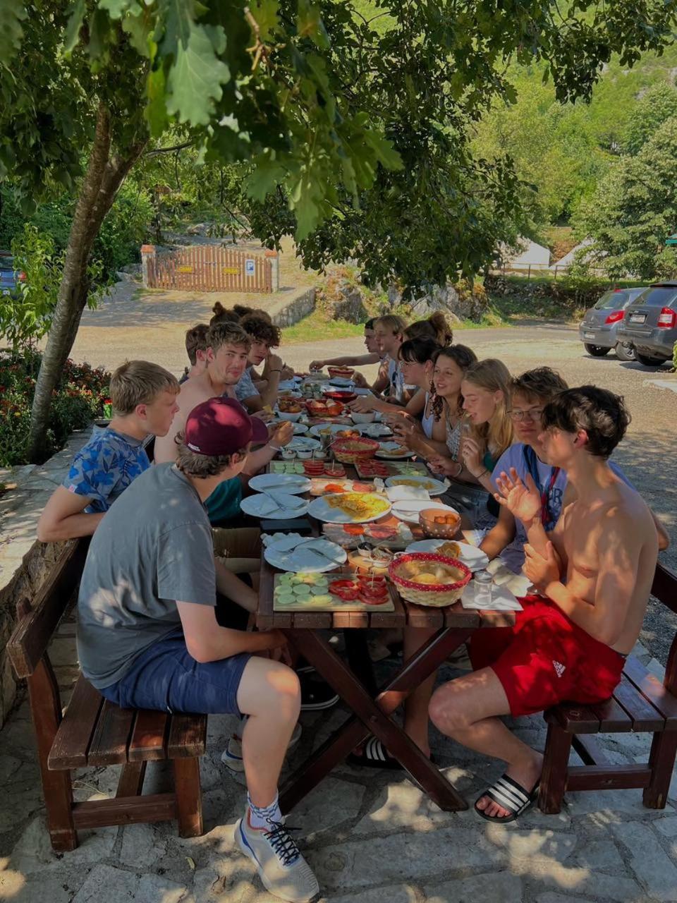 Camp Oaza,Lipa Hotel Cetinje Ngoại thất bức ảnh