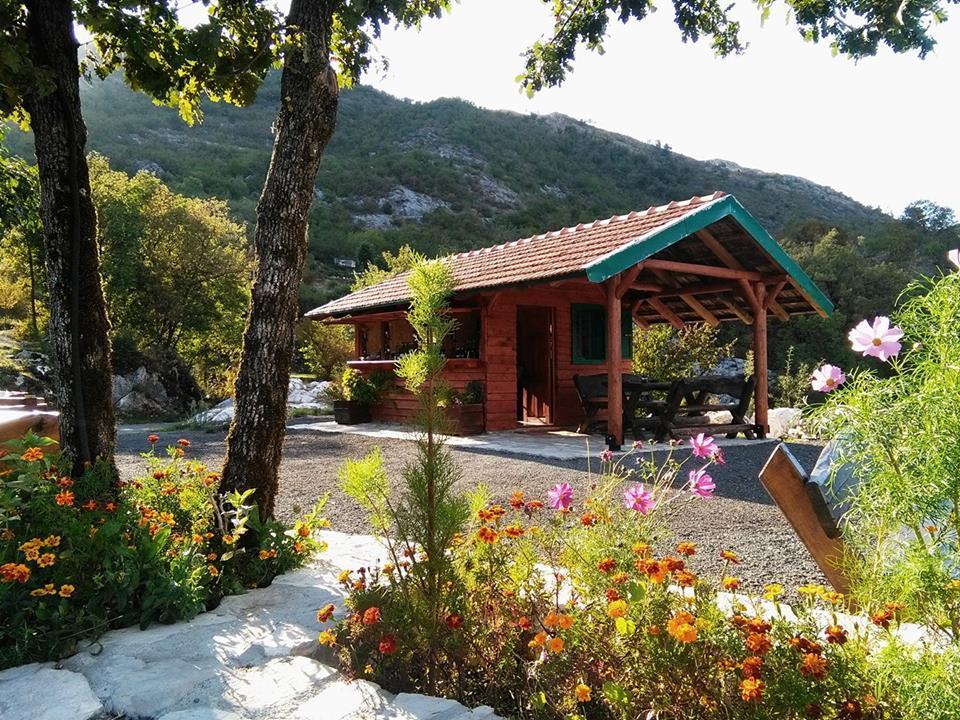 Camp Oaza,Lipa Hotel Cetinje Ngoại thất bức ảnh